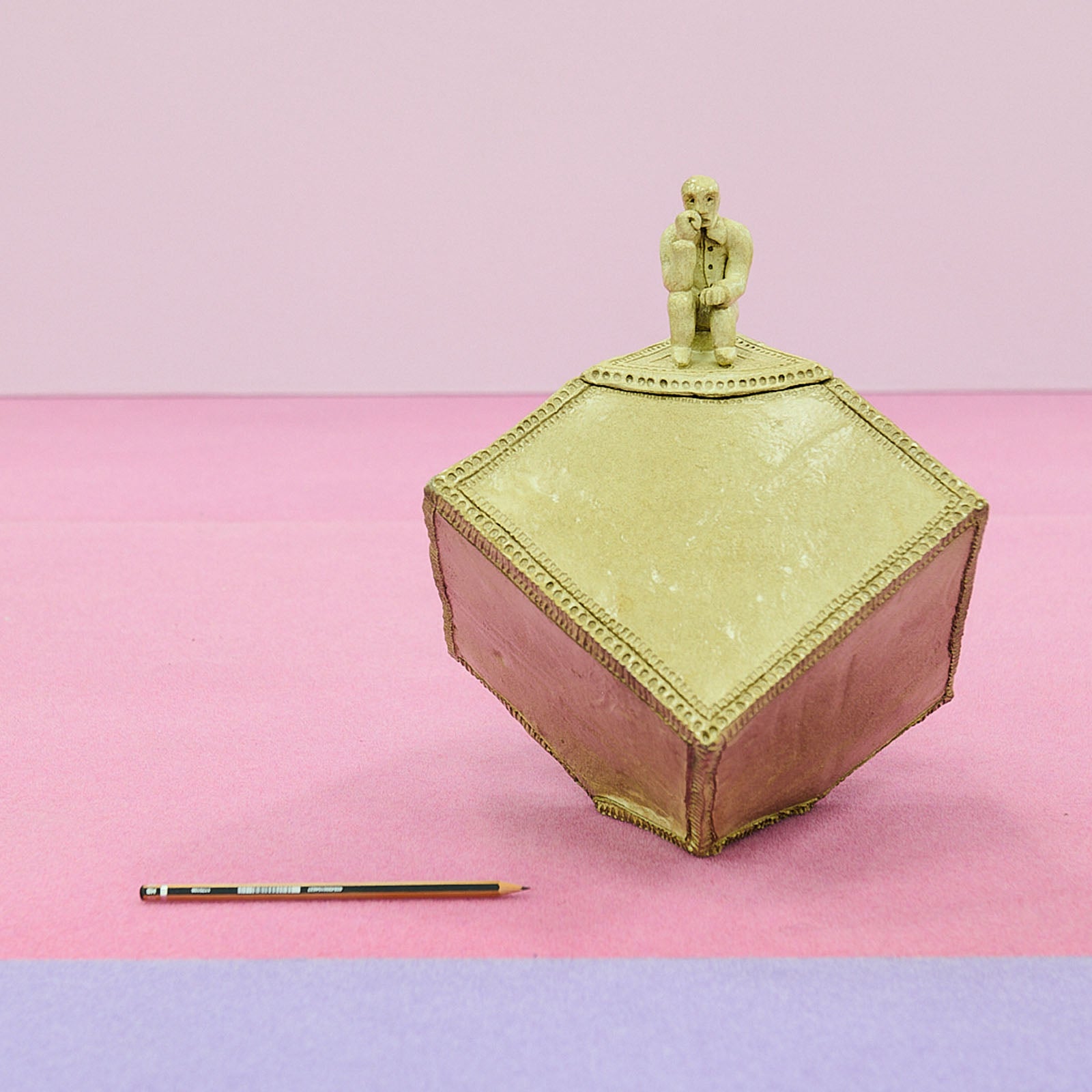 Maximilien Pellet & Antoine Liebaert - n°18 : Pot à bile décoré et au couvercle orné d’un paysan-poète, terre sombre vernissée claire