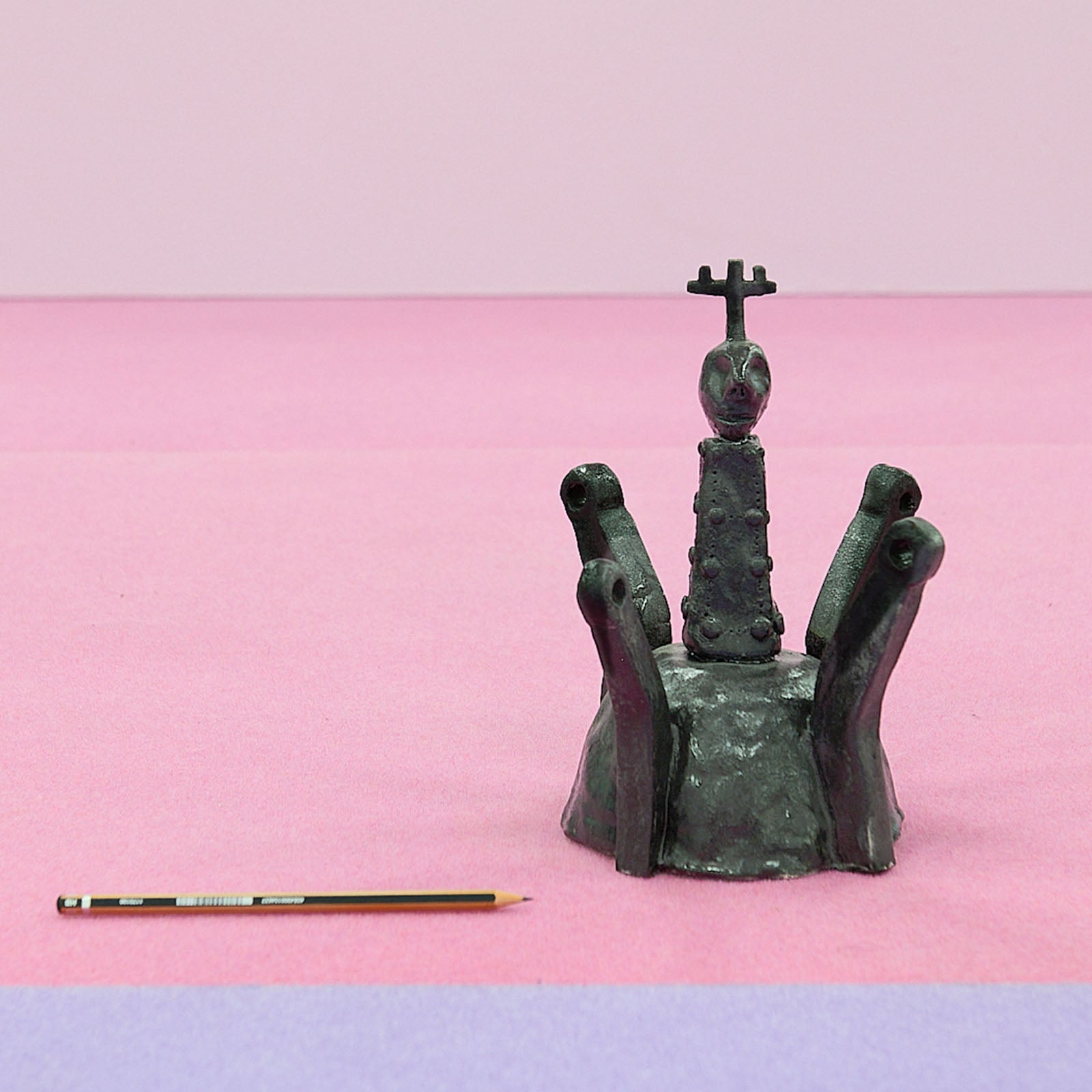 Maximilien Pellet & Antoine Liebaert - n°22 : Objet rituel en forme de paratonnerre aux mauvais esprits, terre cuite et patine croûteuse