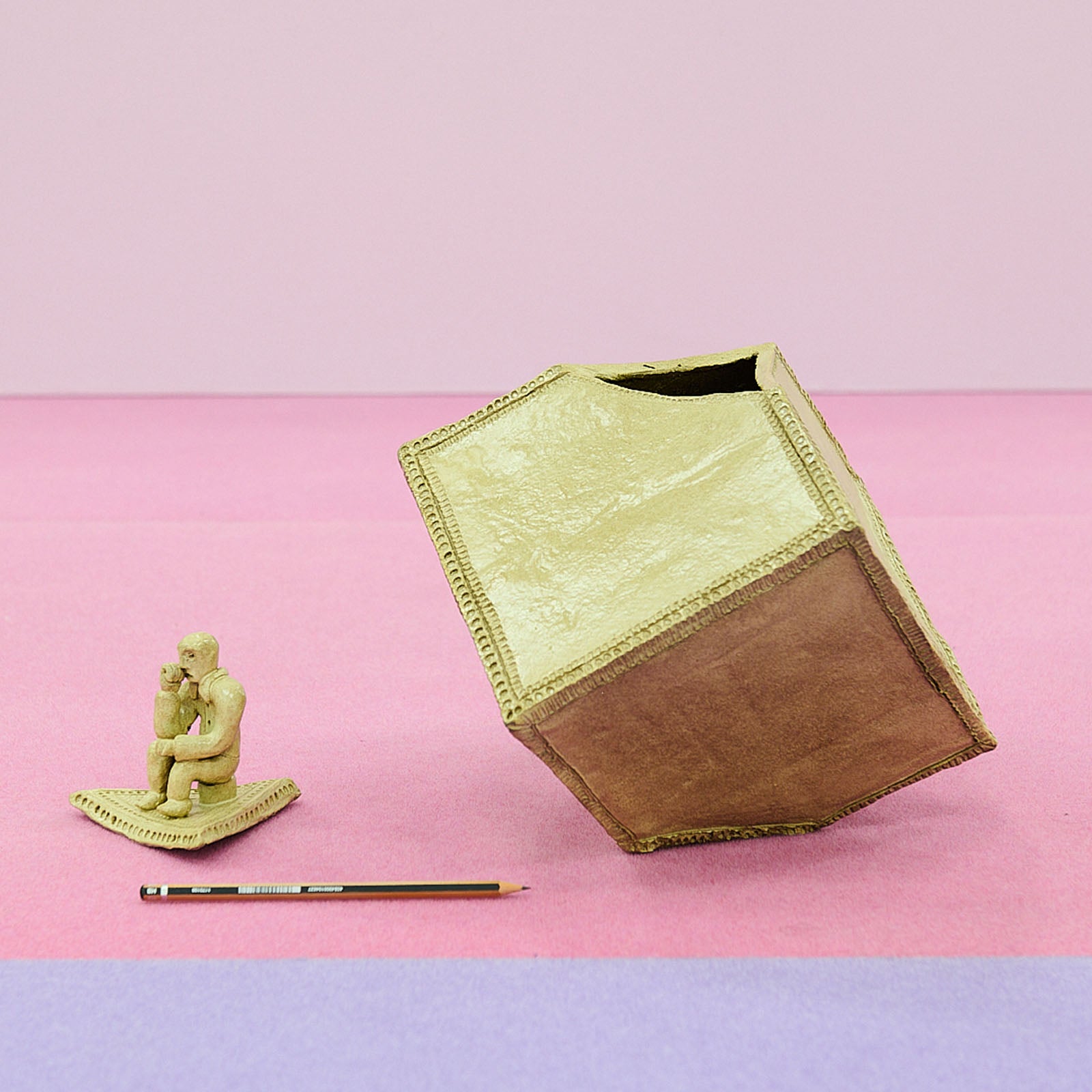 Maximilien Pellet & Antoine Liebaert - n°18 : Pot à bile décoré et au couvercle orné d’un paysan-poète, terre sombre vernissée claire