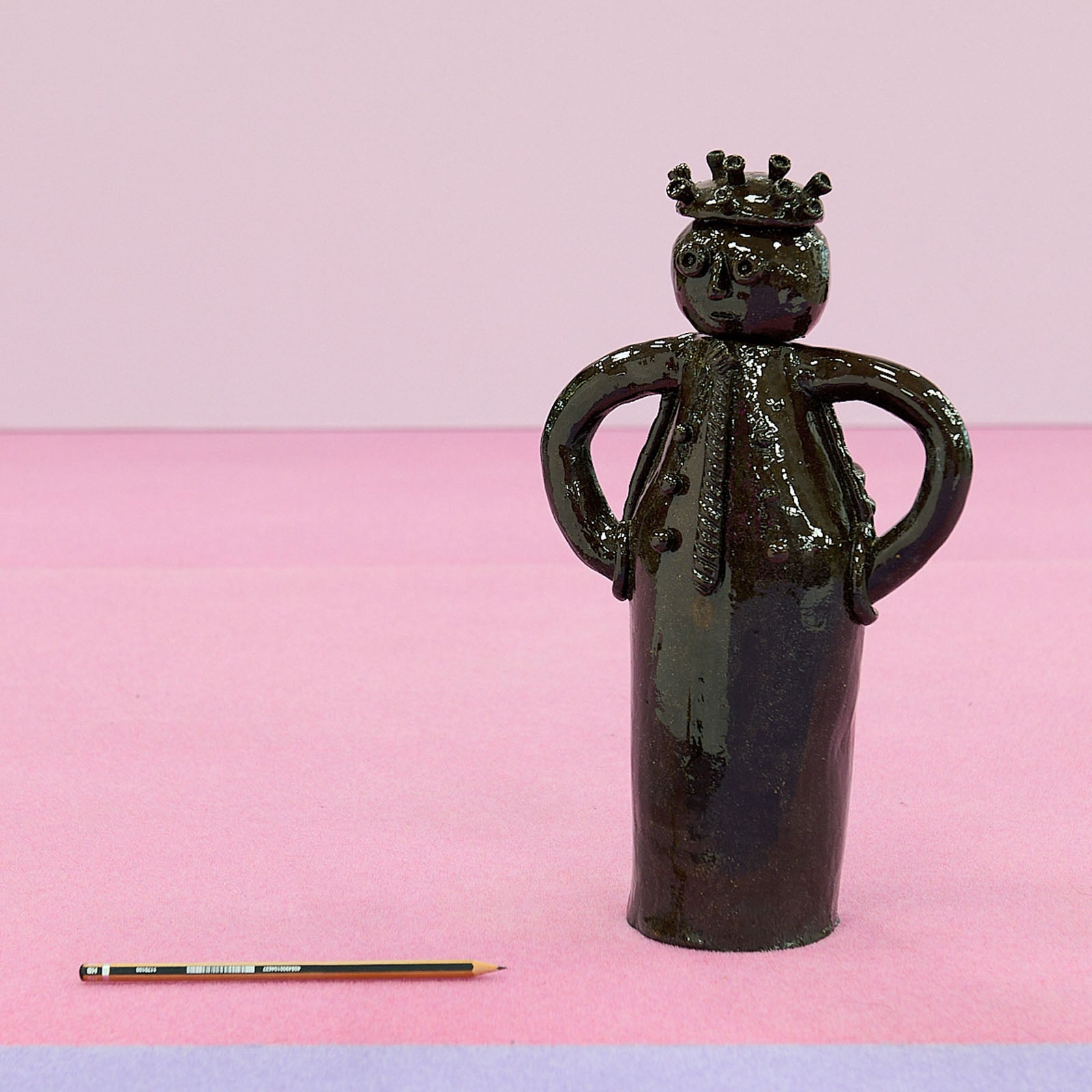 Maximilien Pellet & Antoine Liebaert - n°13 : Jarre à essence ornée d’un ancien personnage populaire bicéphale