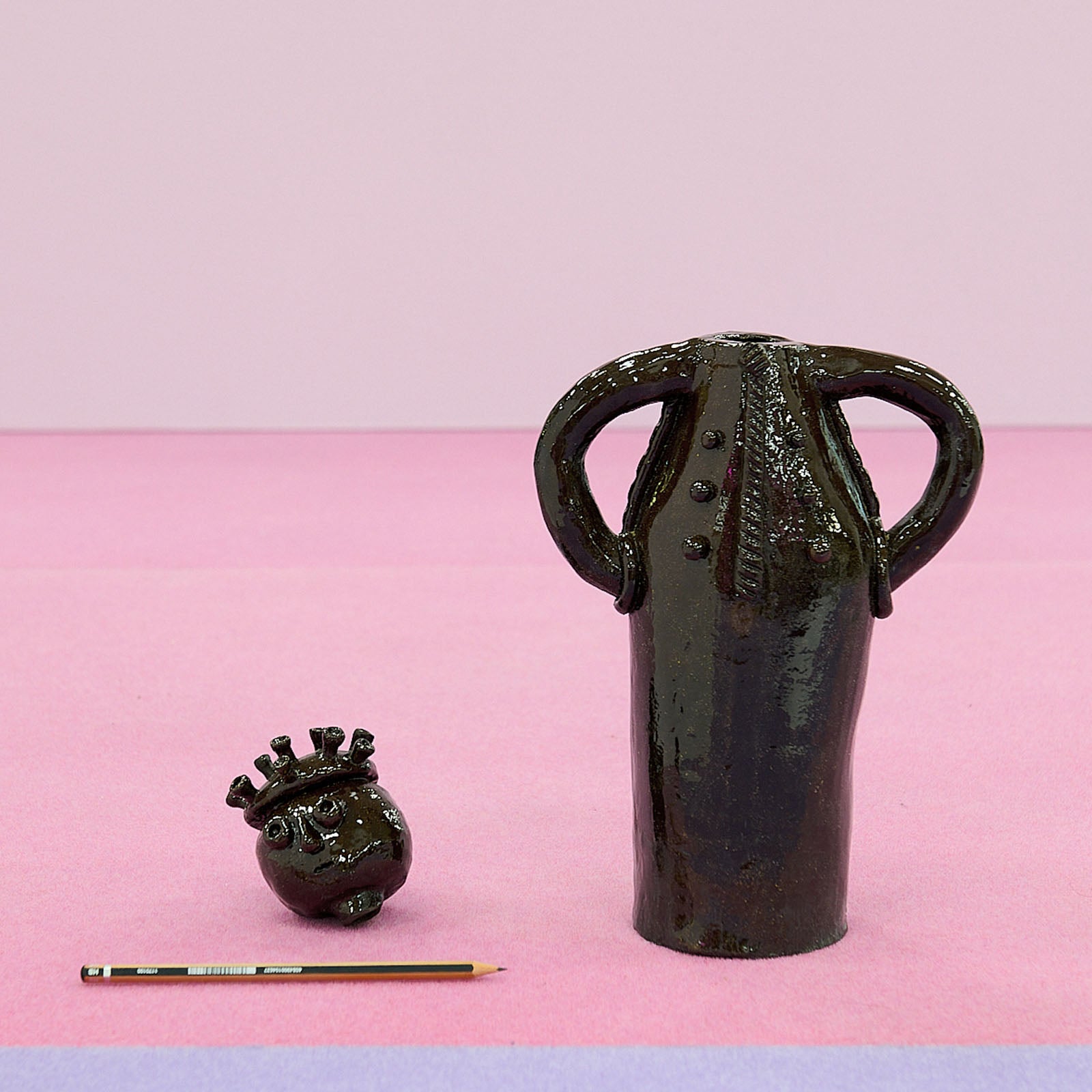 Maximilien Pellet & Antoine Liebaert - n°13 : Jarre à essence ornée d’un ancien personnage populaire bicéphale