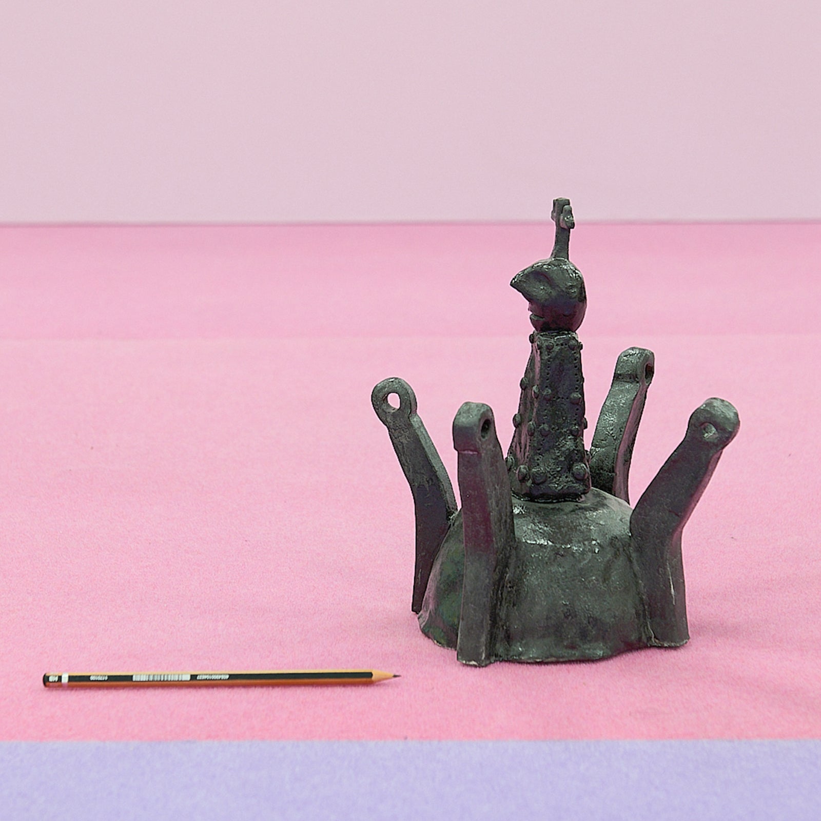 Maximilien Pellet & Antoine Liebaert - n°22 : Objet rituel en forme de paratonnerre aux mauvais esprits, terre cuite et patine croûteuse