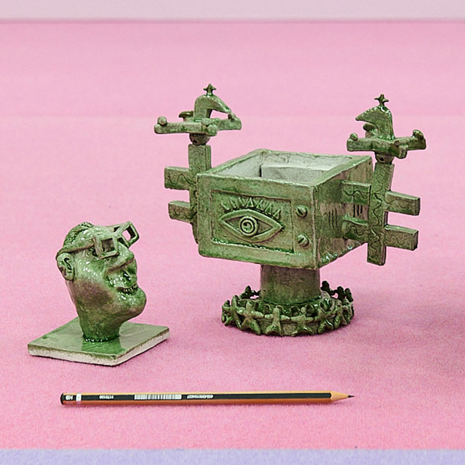 Maximilien Pellet & Antoine Liebaert - n°19 : Tasse à cassonade anthropomorphe en forme de conteur télévisuel français, fin du XXe siècle